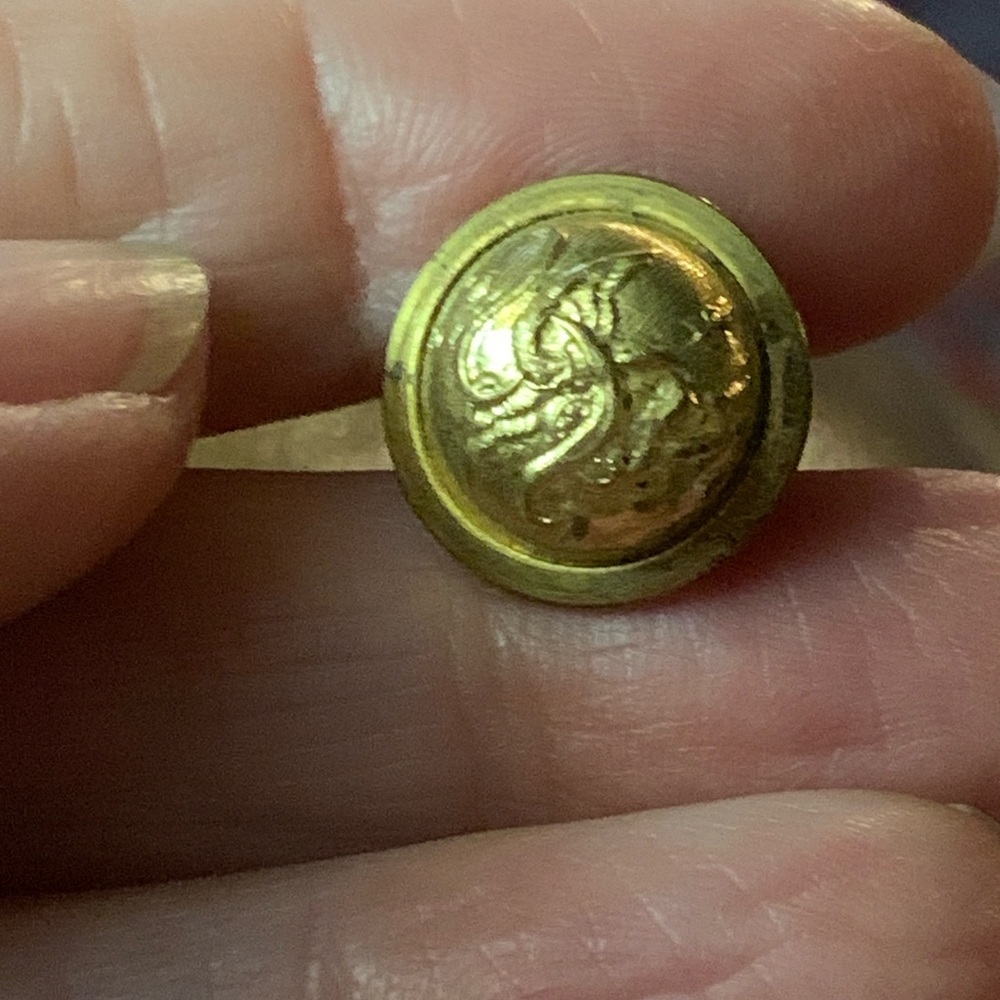 1870’s military buttons with uniform remnants on them - Picture 2 of 5
